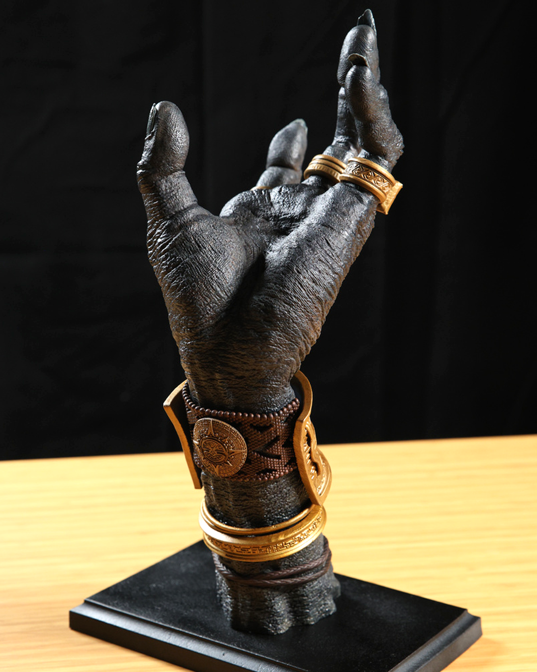 Omari - Clutch of the Seer - Headphone Stand