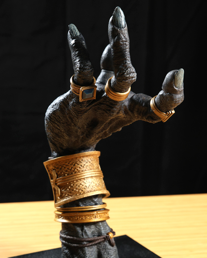 Omari - Clutch of the Seer - Headphone Stand