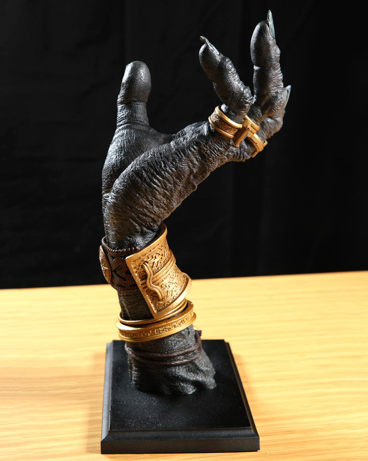 Omari - Clutch of the Seer - Headphone Stand